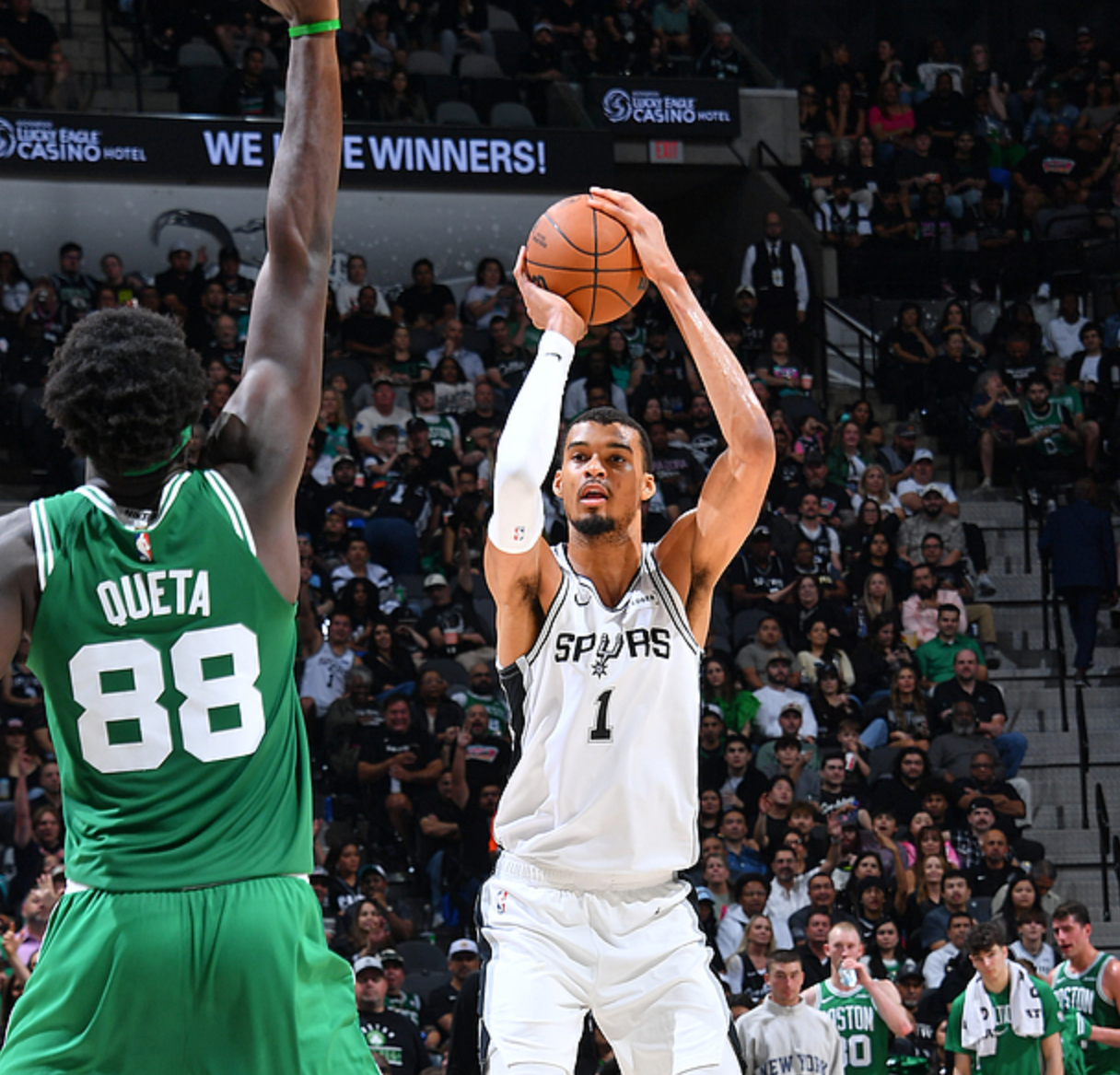 意昂体育平台官网-西部排名又变了：湖人创NBA奇迹，快船收大礼，3队排名互换